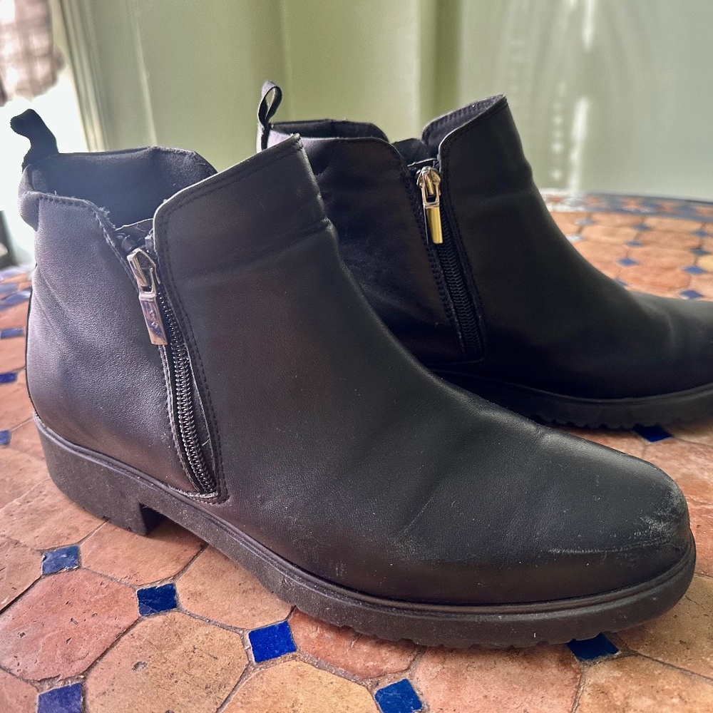 Munro ankle side zip boot -size 10